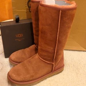 Ugg australia Boots for woman gently used . Chocolate brown  size 6 woman